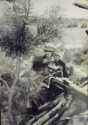 Polski strzelec wyborowy z kbw. Mosin 1891/30 z celownikiem PU w ubiorze maskujcym wz.54 (wzorowanym na wzorze "splittertarnmuster" Wehrmachtu)